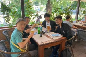 日本だとこの四人で飲む事はまず無い。