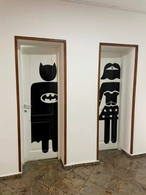 トイレはバットマン＆ワンダーウーマン。